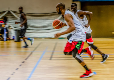 Tours ballers on court